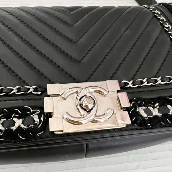 Chanel medium chevron braid around boy bag - Picture 7 of 15